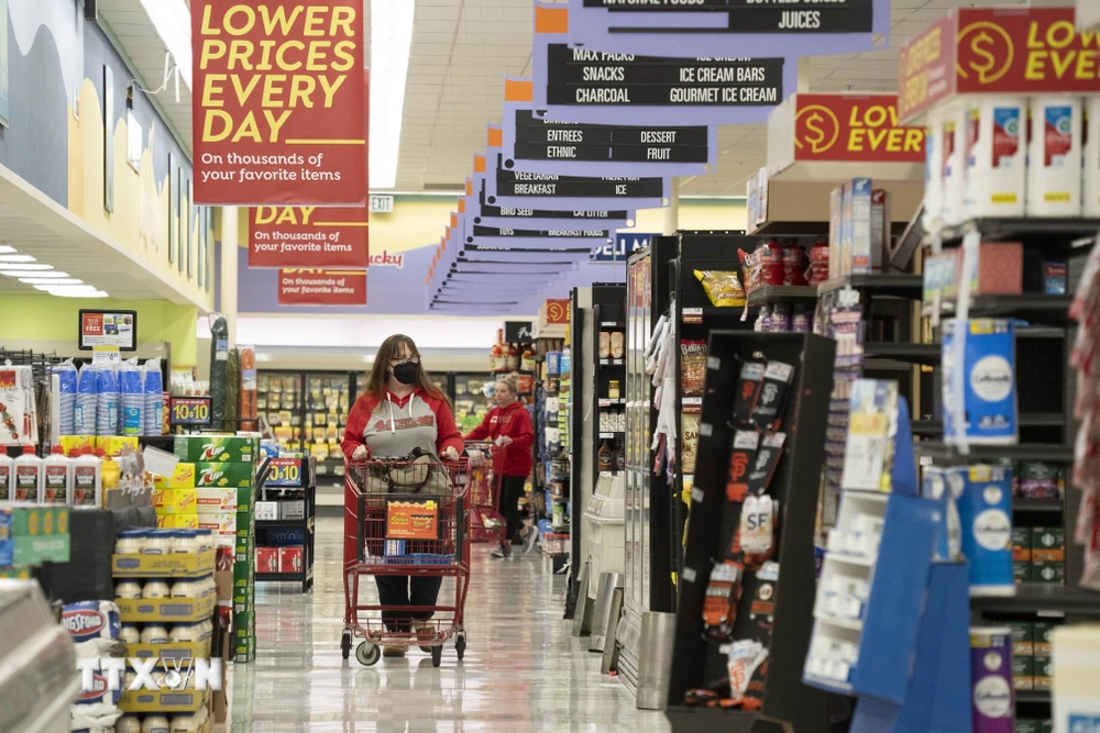 Người dân mua sắm tại một siêu thị ở San Mateo, California, Mỹ. (Ảnh: THX/TTXVN)