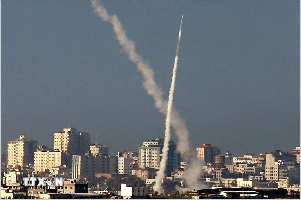 Rocket được phóng sang lãnh thổ Israel ngày 12/5/2023. (Ảnh: IRNA/TTXVN)