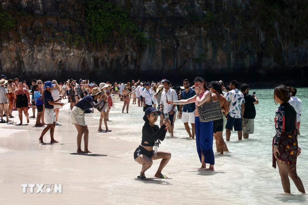 Khách du lịch tại đảo Phi Phi Leh, Thái Lan ngày 17/3/2023. (Ảnh: AFP/TTXVN)