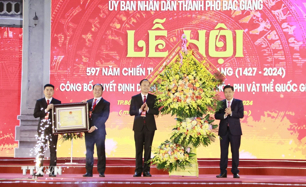 Bí thư Tỉnh ủy Bắc Giang Dương Văn Thái trao chứng nhận Lễ hội Xương Giang là Di sản Văn hóa Phi Vật thể Quốc gia cho cán bộ và nhân dân thành phố Bắc Giang. (Ảnh: Đồng Thúy/TTXVN)