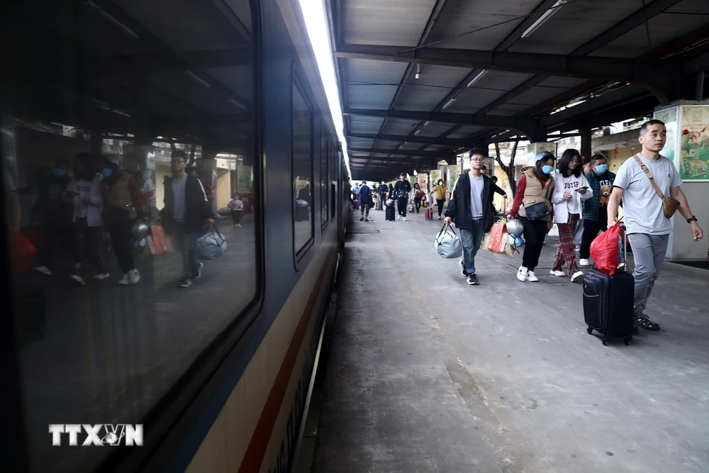 Hành khách trở về Hà Nội trên chuyến tàu SE 8. (Ảnh: Huy Hùng/TTXVN)