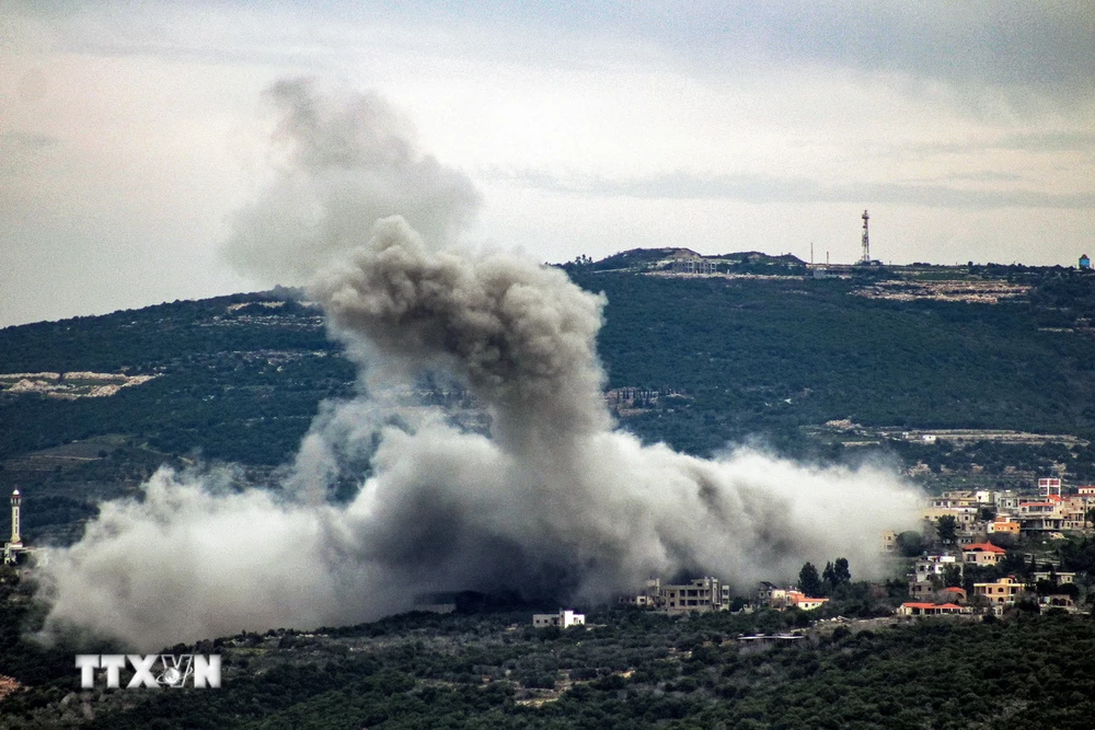 Khói bốc lên từ ngôi làng Shihin ở miền Nam Liban sau cuộc không kích của Israel ngày 13/2/2024. (Ảnh: AFP/TTXVN)