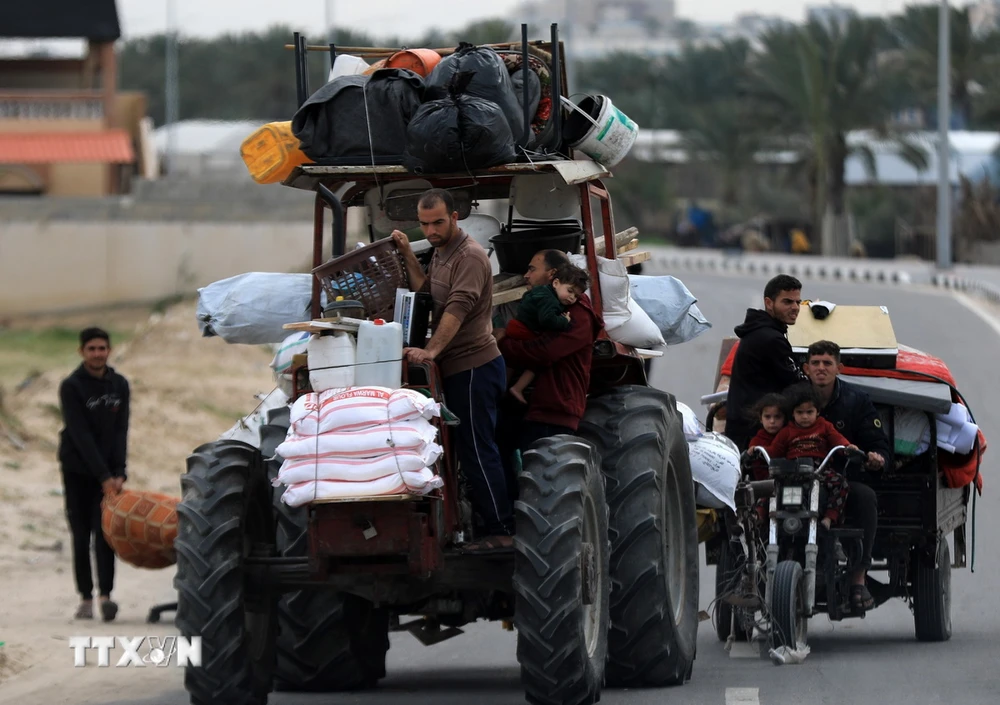 Người dân sơ tán khỏi thành phố Rafah, Dải Gaza ngày 13/2/2024. (Ảnh: THX/TTXVN)
