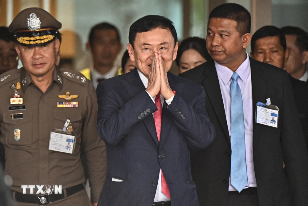 Cựu Thủ tướng Thái Lan Thaksin Shinawatra (giữa) tại sân bay Don Mueang, Bangkok, Thái Lan, ngày 22/8/2023. (Ảnh: AFP/TTXVN)