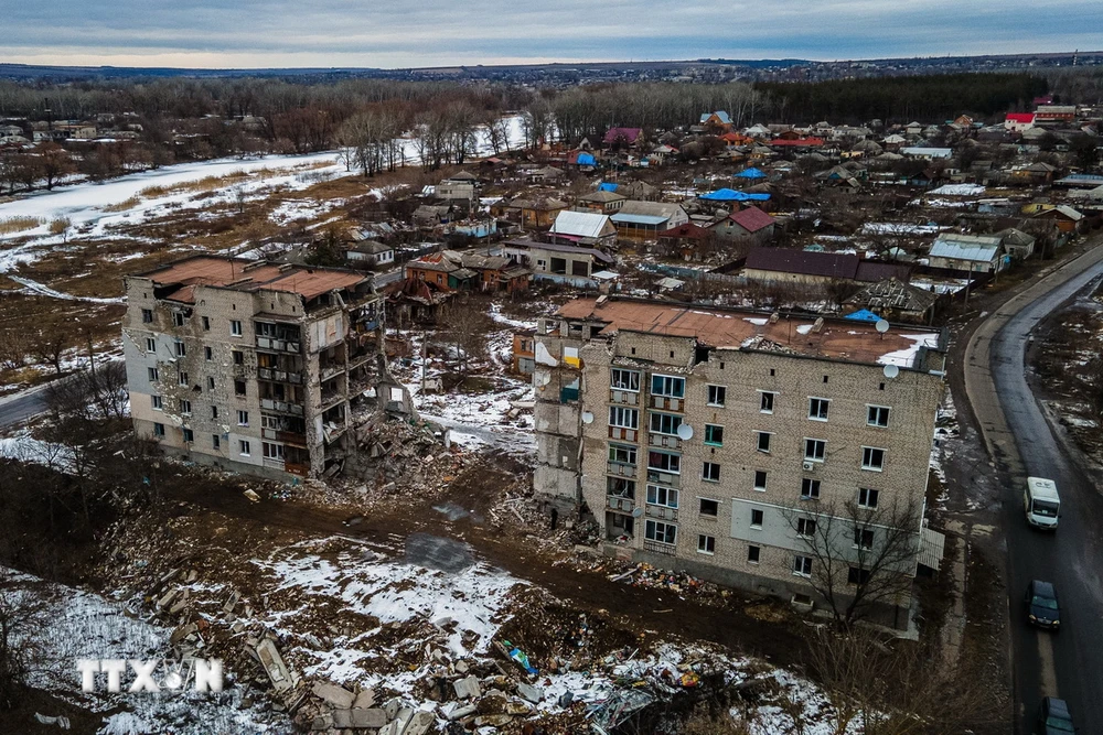 Một toà chung cư bị phá hủy trong xung đột tại Izyum thuộc vùng Kharkiv, Ukraine ngày 20/2/2023. (Ảnh: AFP/TTXVN)