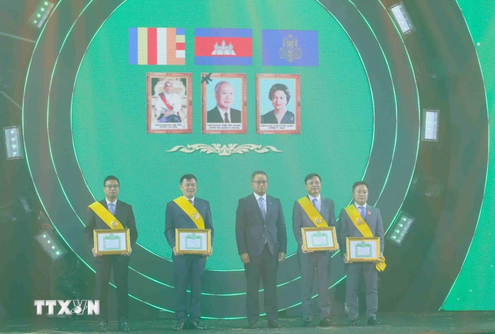 Phó Thủ tướng Campuchia Tea Seiha trao Huân chương Monisaraphon cao quý hạng Moha Sereyvath của Hoàng gia Campuchia cho công ty Metfone và 3 cá nhân thuộc Tập đoàn Viettel và Công ty Metfone. (Ảnh: Huỳnh Thảo/TTXVN)