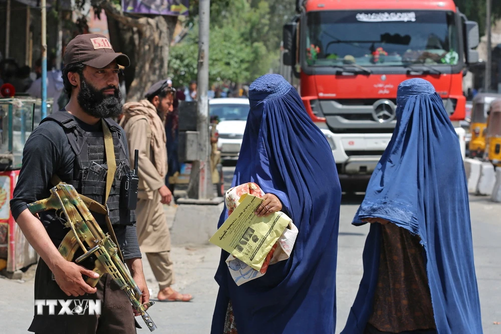 Nhân viên an ninh Taliban gác trên một đường phố ở Jalalabad, Afghanistan, ngày 30/4/2023. (Ảnh: AFP/TTXVN)