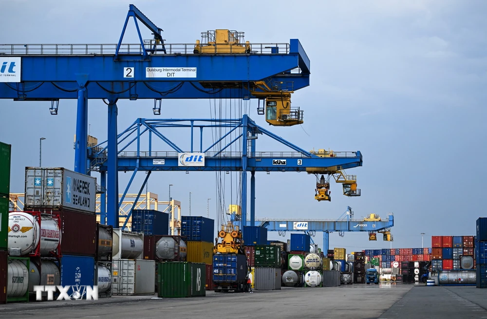 Cảng hàng hóa ở Duisburg, Đức. (Ảnh: AFP/TTXVN)