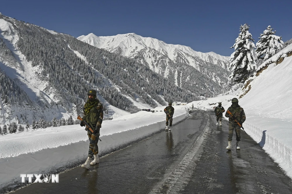 Binh sỹ Ấn Độ tuần tra gần đèo Zojila, nối Srinagar với Ladakh, giáp giới với Trung Quốc ngày 28/2/2021. (Ảnh: AFP/TTXVN)
