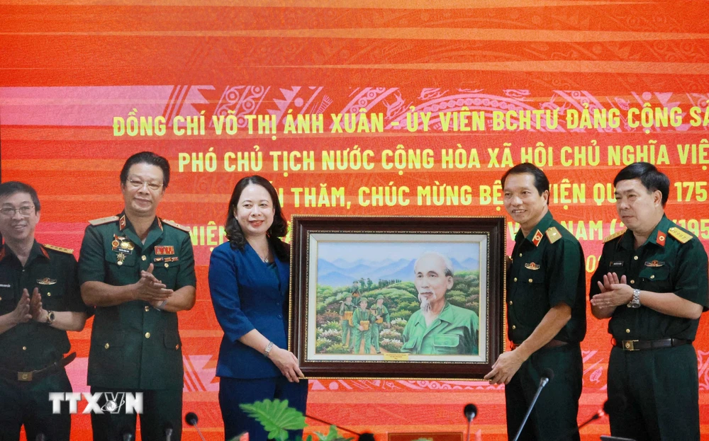 Phó Chủ tịch nước Võ Thị Ánh Xuân chúc mừng tập thể lãnh đạo, y bác sỹ Bệnh viện Quân y 175, Thành phố Hồ Chí Minh. (Ảnh: Đinh Hằng/TTXVN)