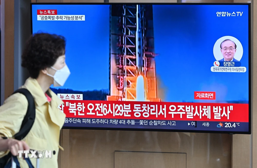 Truyền thông Hàn Quốc đưa tin về vụ phóng vật thể được Triều Tiên gọi là "vệ tinh không gian" từ làng Dongchang-ri, Triều Tiên ngày 31/5/2023. (Ảnh: AFP/TTXVN)