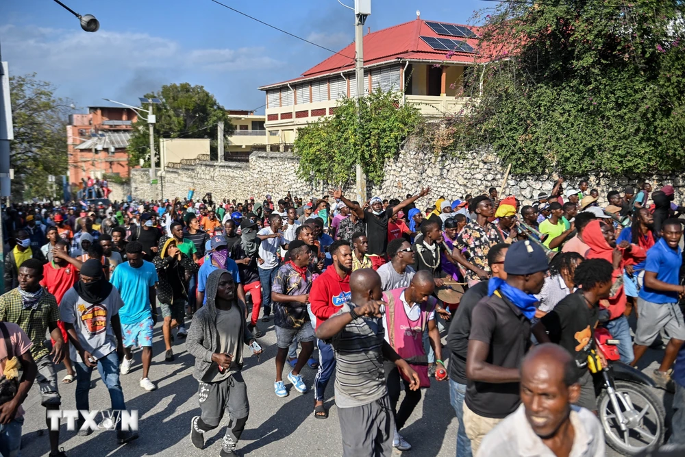 Người dân tham gia biểu tình yêu cầu Thủ tướng Ariel Henry kết thúc nhiệm kỳ, tại Port-au-Prince, Haiti, ngày 6/2/2024. (Ảnh: AFP/TTXVN)