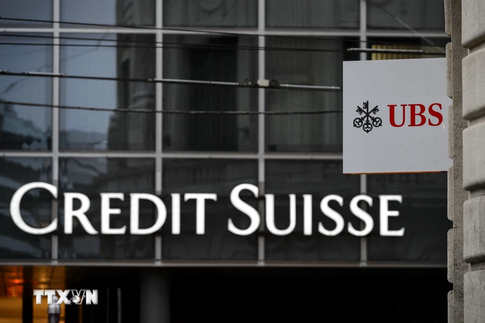 Logo các "đại gia" ngân hàng Thụy Sĩ UBS và Credit Suisse tại Basel. (Ảnh: AFP/TTXVN)