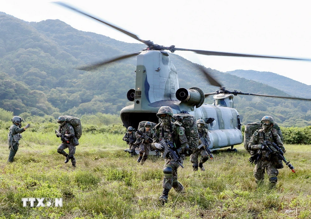 Binh sỹ Hàn Quốc tham gia một cuộc tập trận. (Ảnh: AFP/TTXVN)