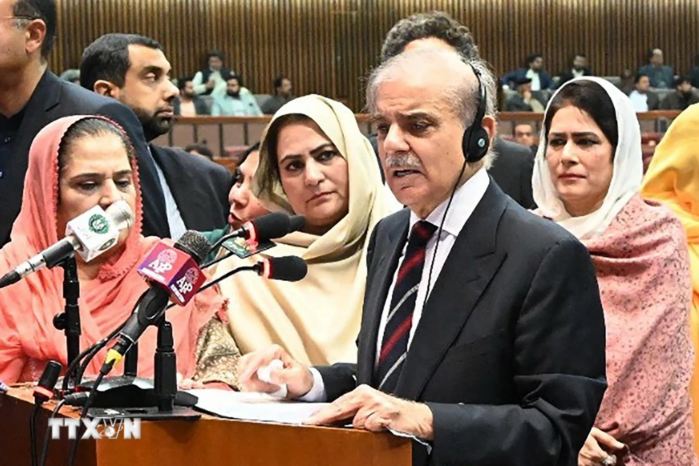 Ông Shehbaz Sharif phát biểu trước Quốc hội Pakistan tại Islamabad ngày 3/3/2024. (Ảnh: AFP/TTXVN)