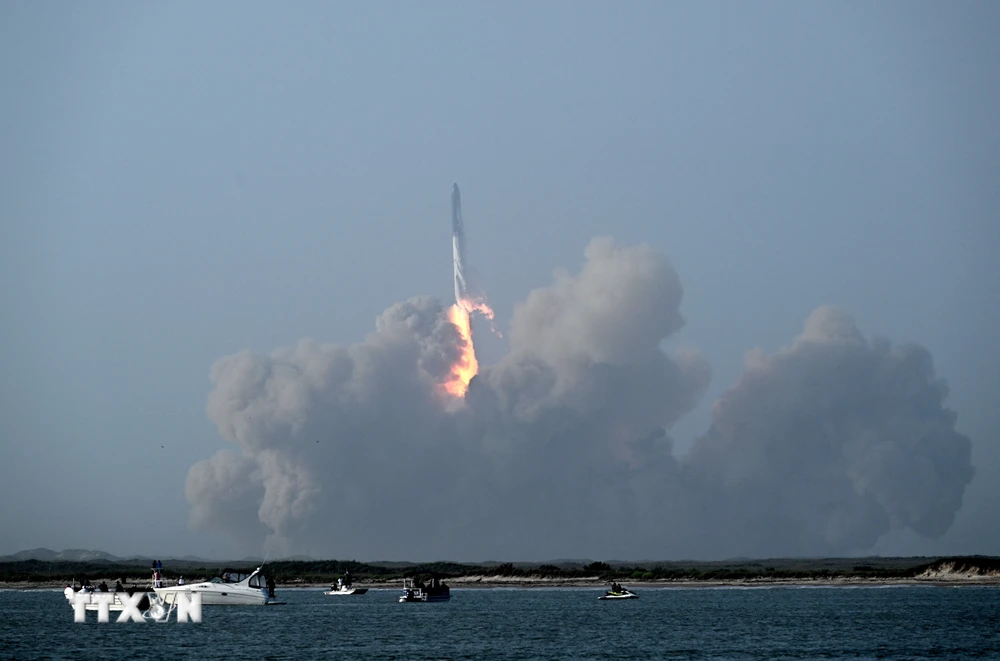 Tàu vũ trụ Starship thế hệ mới được phóng từ Sân bay vũ trụ Starbase của SpaceX ở Boca Chica, bang Texas, Mỹ, ngày 20/4/2023. (Ảnh: AFP/TTXVN)