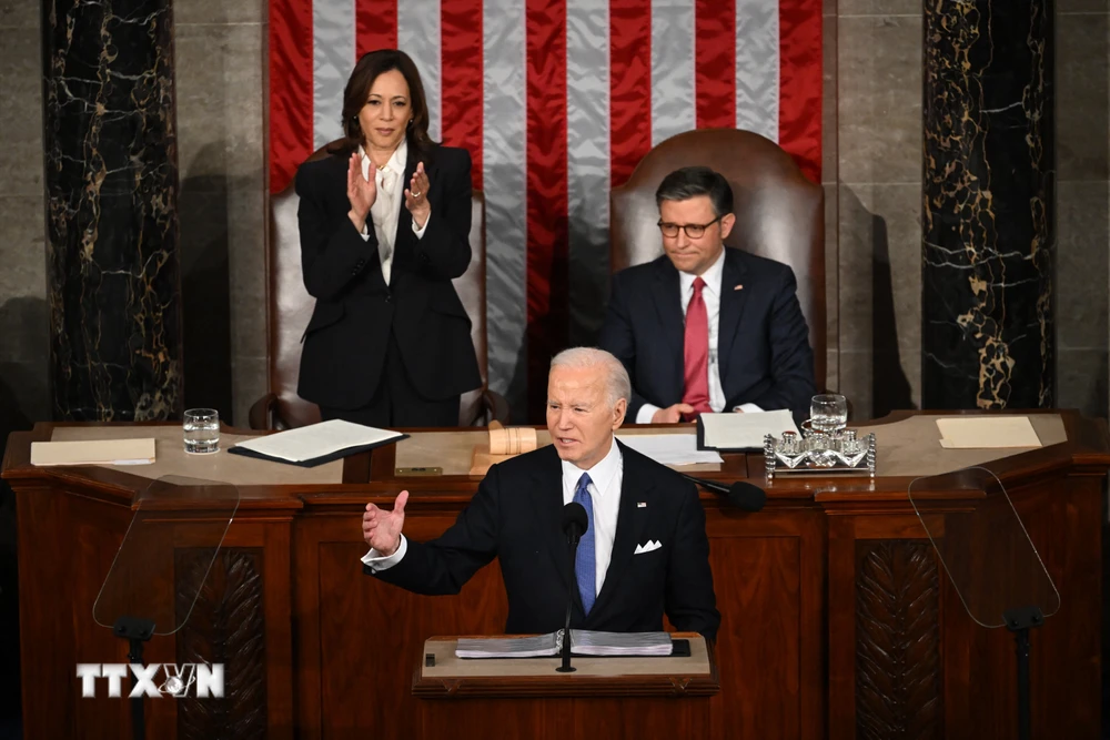 Tổng thống Mỹ Joe Biden (phía trước) trình bày Thông điệp liên bang trước Quốc hội lưỡng viện, ngày 7/3/2024. (Ảnh: AFP/TTXVN)