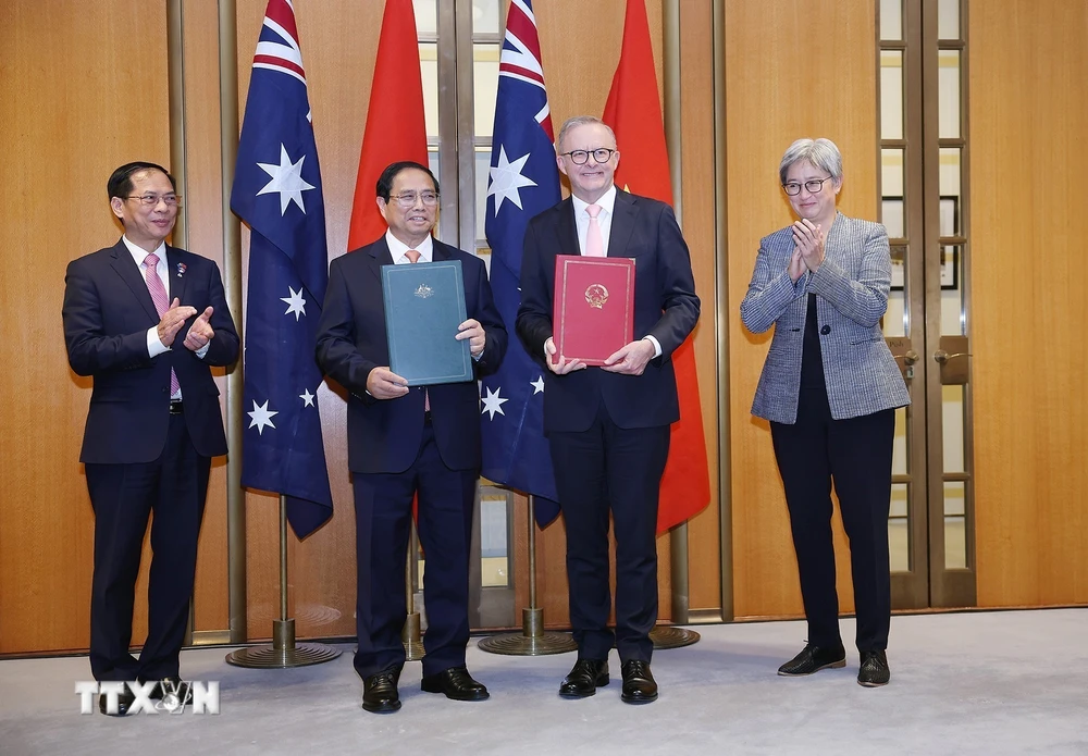 Thủ tướng Phạm Minh Chính và Thủ tướng Australia Anthony Albanese trao Tuyên bố chung về nâng cấp quan hệ lên Đối tác Chiến lược Toàn diện. (Ảnh: Dương Giang/TTXVN)