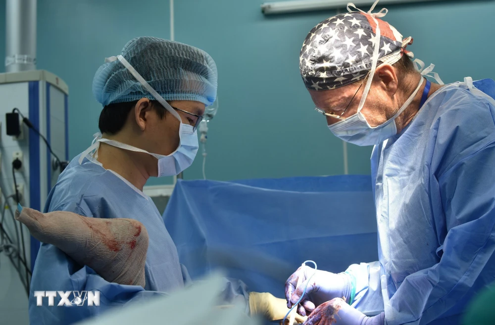 Các bác sỹ của Tổ chức Operation Walk Chicago (Hoa Kỳ) và Bệnh viện Quân y 175 phẫu thuật thay khớp háng miễn phí cho bệnh nhân có hoàn cảnh khó khăn. (Ảnh: TTXVN phát)