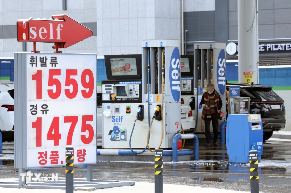 Một trạm bán xăng ở Seoul, Hàn Quốc. (Ảnh: YONHAP/TTXVN)