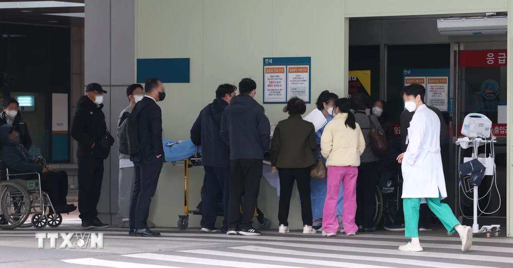 Bệnh nhân xếp hàng tại khoa cấp cứu của một bệnh viện ở Seoul, Hàn Quốc ngày 5/3/2024. (Ảnh: Yonhap/TTXVN)