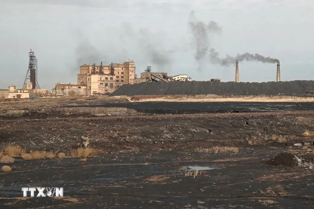 Việc khai thác và đốt nhiên liệu hóa thạch thải ra gần 120 triệu tấn khí methane. (Ảnh: AFP/TTXVN)