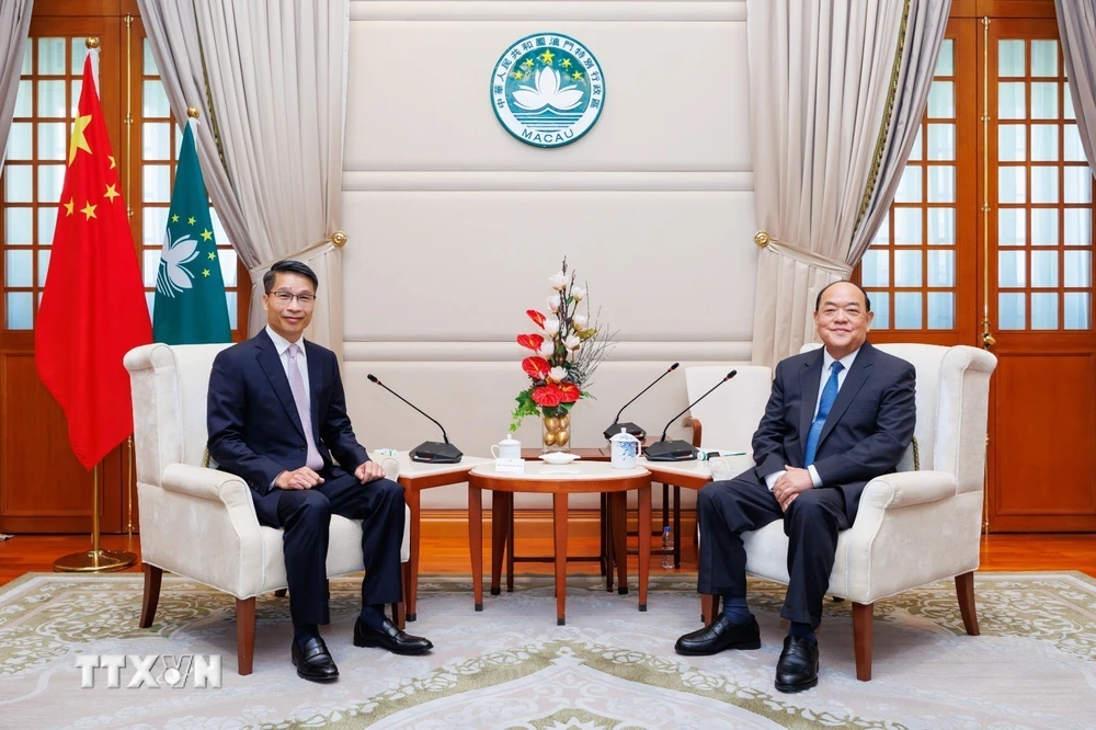 Tổng Lãnh sự Phạm Bình Đàm (trái) chào từ biệt Trưởng Đặc khu Macau Hạ Nhất Thành. (Ảnh: TTXVN phát)