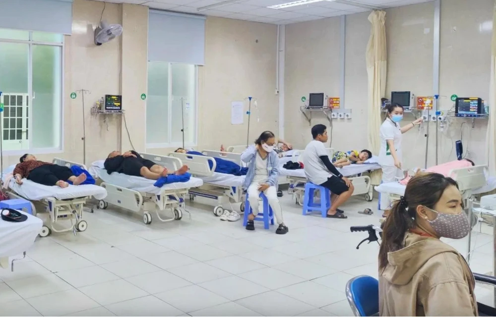 Nhiều người nghi ngộ độc được chăm sóc, điều trị ở Bệnh viện Đa khoa Sài Gòn-Nha Trang. (Nguồn: Báo Sức Khỏe và Đời Sống)