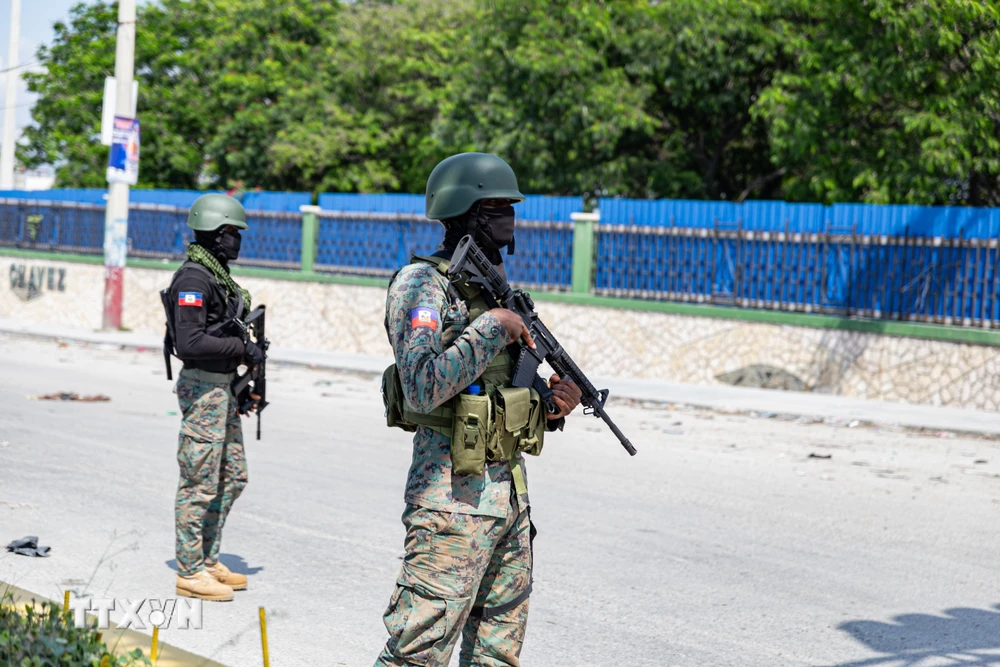 Binh sỹ Haiti gác tại trạm kiểm soát sau giao tranh giữa các băng nhóm tội phạm với cảnh sát và binh sỹ ở Port-au-Prince, ngày 6/3/2024. (Ảnh: AA/TTXVN)