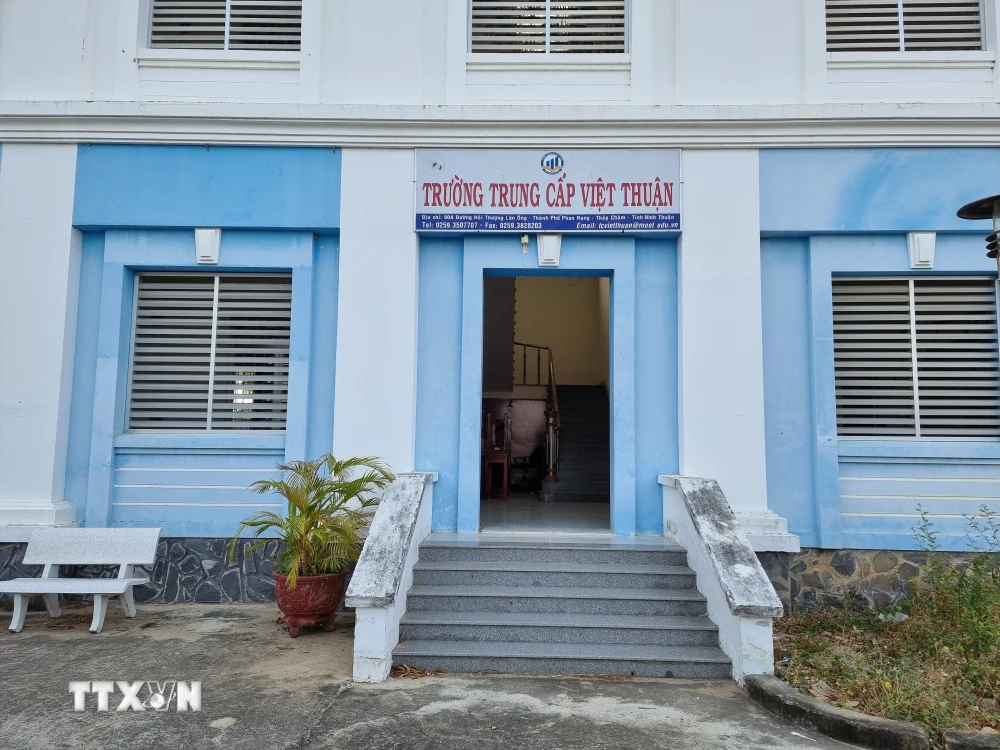 Trường Trung cấp Việt Thuận, nơi để xảy ra sự việc “nợ bằng” tốt nghiệp đại học của học viên kéo dài. (Ảnh: Nguyễn Thành/TTXVN)