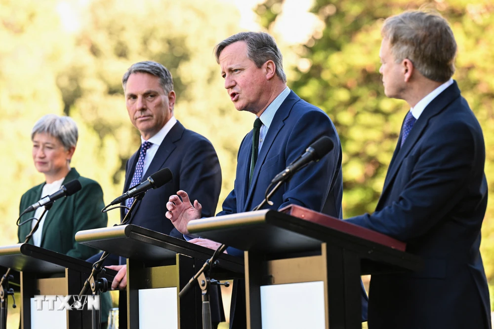 Ngoại trưởng Australia Penny Wong, Bộ trưởng Quốc phòng Australia Richard Marles, Ngoại trưởng Anh David Cameron và Bộ trưởng Quốc phòng Anh Grant Shapps tại cuộc họp báo ở Adelaide (Australia) ngày 22/3/2024. (Ảnh: AFP/TTXVN)