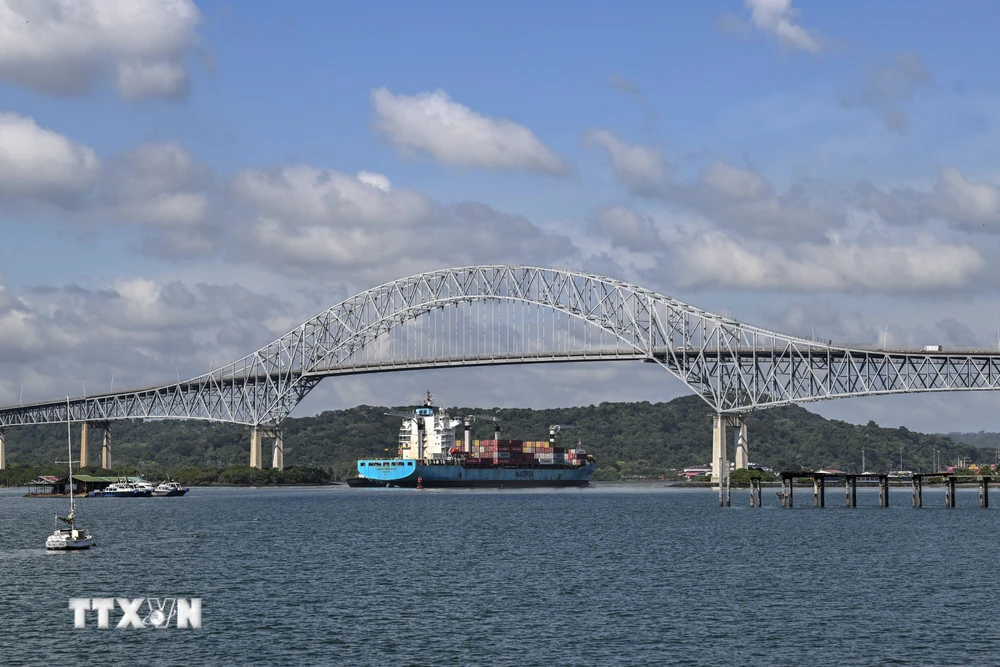 Tàu chở hàng di chuyển qua kênh đào Panama tại khu vực Panama City. (Ảnh: AFP/TTXVN)