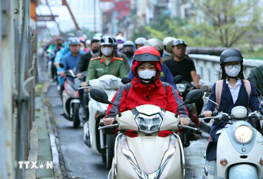 Thủ đô Hà Nội có mưa vài nơi, sáng sớm có sương mù nhẹ, trưa chiều giảm mây hửng nắng. Sáng và đêm trời lạnh. (Ảnh: An Đăng/TTXVN) 