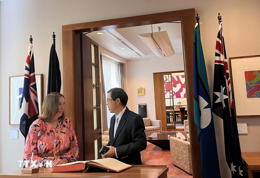 Đại sứ Việt Nam tại Australia Phạm Hùng Tâm trao đổi với Chủ tịch Thượng viện Australia Sue Lines. (Ảnh: TTXVN phát)
