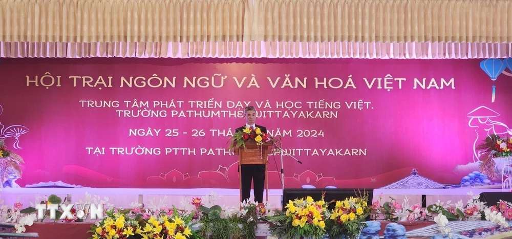 Tổng Lãnh sự Việt Nam tại Khon Kaen, ông Chu Đức Dũng, phát biểu tại hội trại. (Ảnh: TTXVN phát)
