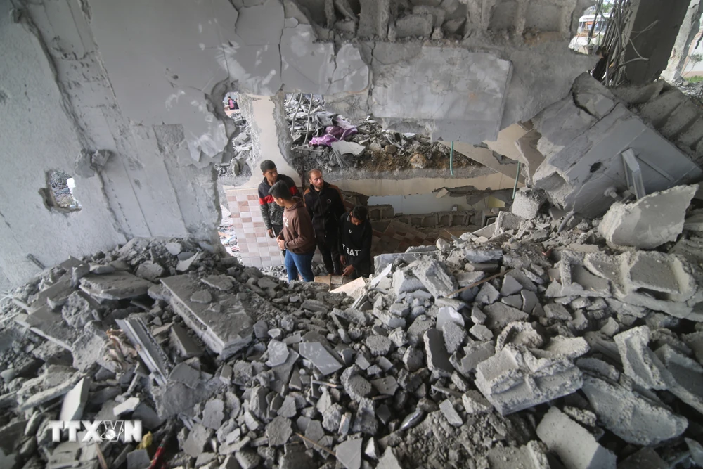 Tòa nhà bị phá hủy sau cuộc không kích của Israel xuống Rafah, Dải Gaza, ngày 22/3/2024. (Ảnh: THX/TTXVN)