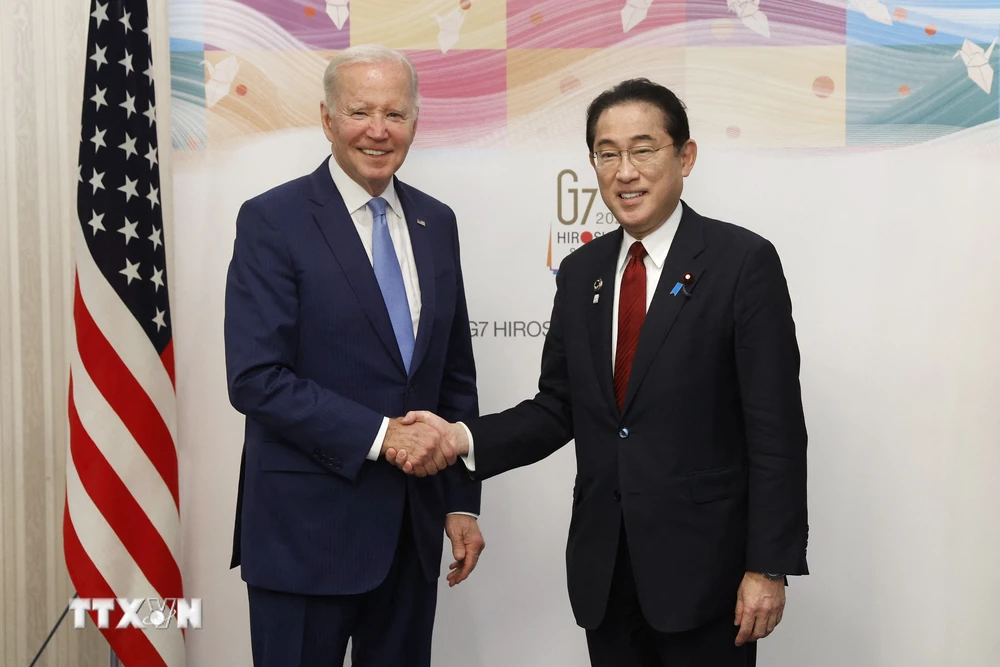 Tổng thống Mỹ Joe Biden (trái) và Thủ tướng Nhật Bản Fumio Kishida trong cuộc gặp ở thành phố Hiroshima ngày 18/5/2023. (Ảnh: AFP/TTXVN)