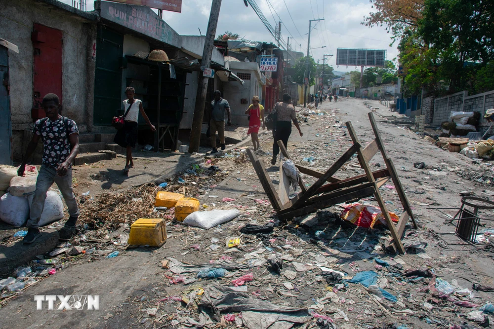 Hiện trường đổ nát sau một vụ tấn công của các băng nhóm vũ trang ở Port-au-Prince, Haiti ngày 20/3/2024. (Ảnh: AFP/TTXVN)