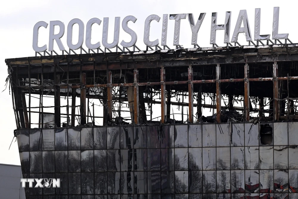 Nhà hát Crocus City Hall ở ngoại ô Moskva, Nga cháy rụi sau vụ tấn công khủng bố, ngày 26/3/2024. (Ảnh: AFP/TTXVN)