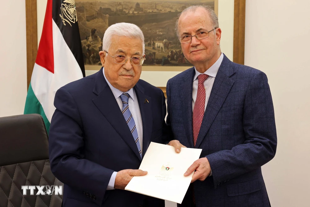 Tổng thống Palestine Mahmoud Abbas (trái) bổ nhiệm ông Mohammed Mustafa làm Thủ tướng Palestine vào ngày 14/3/2024. (Ảnh: AFP/TTXVN)