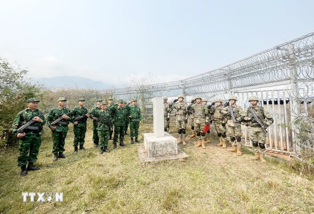 Lực lượng biên phòng hai nước Việt Nam-Trung Quốc tiến hành tuần tra song phương. (Ảnh: TTXVN phát)