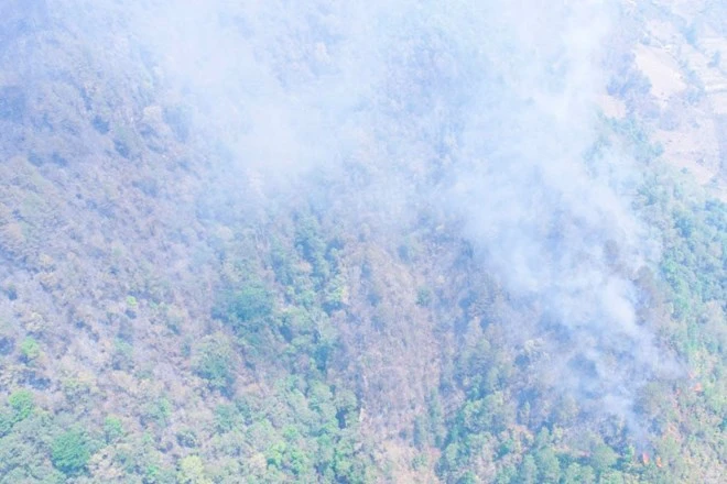 Điện Biên huy động hơn 600 người chữa cháy rừng tại huyện Tủa Chùa. (Ảnh: Kiểm lâm cung cấp)