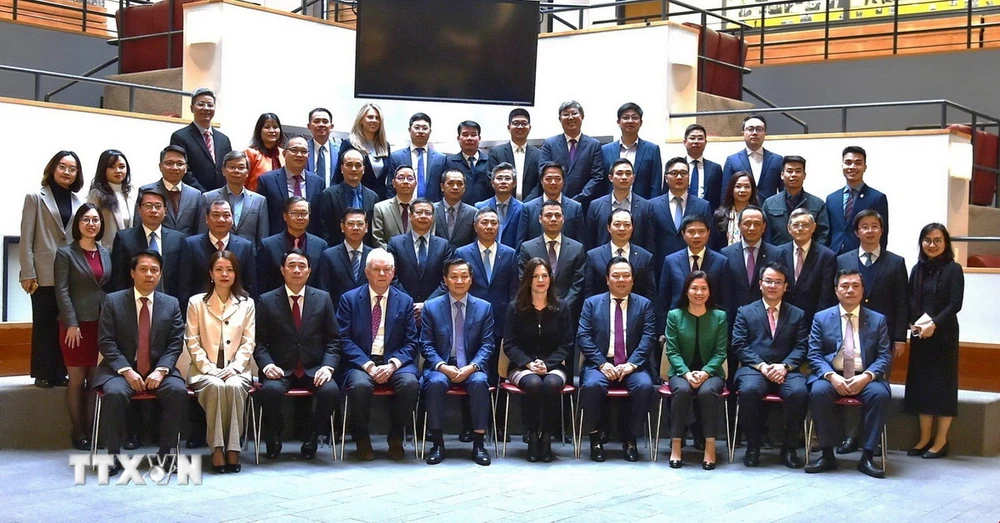 Đoàn đại biểu cấp cao Việt Nam do đồng chí Lê Minh Khái, Bí thư Trung ương Đảng, Phó Thủ tướng Chính phủ dẫn đầu, chụp ảnh lưu niệm với lãnh đạo Đại học Harvard. (Ảnh: TTXVN phát)