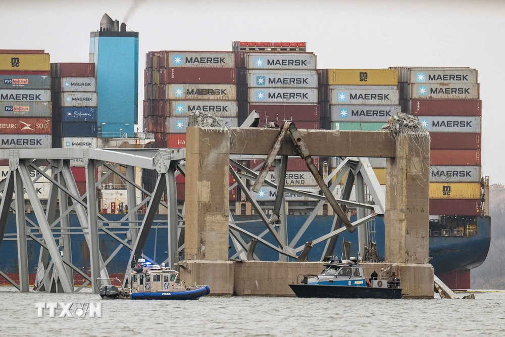 Hiện trường vụ sập cầu Francis Scott Key ở thành phố Baltimore, bang Maryland (Mỹ), sau khi bị tàu chở hàng đâm trúng, ngày 27/3/2024. (Ảnh: AFP/TTXVN)