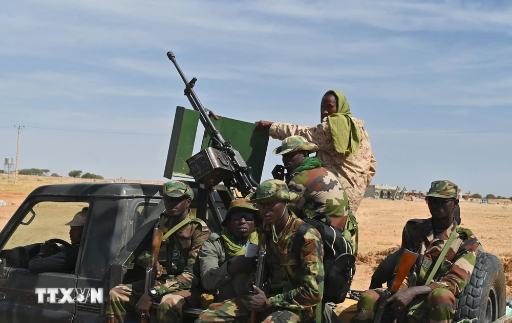 Binh sỹ Niger tuần tra tại khu vực Diffa, Đông Nam Niger. (Ảnh: AFP/TTXVN)