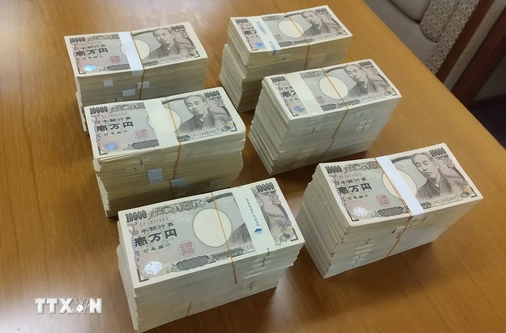 Đồng tiền mệnh giá 10000 yen của Nhật Bản. (Ảnh: AFP/TTXVN)