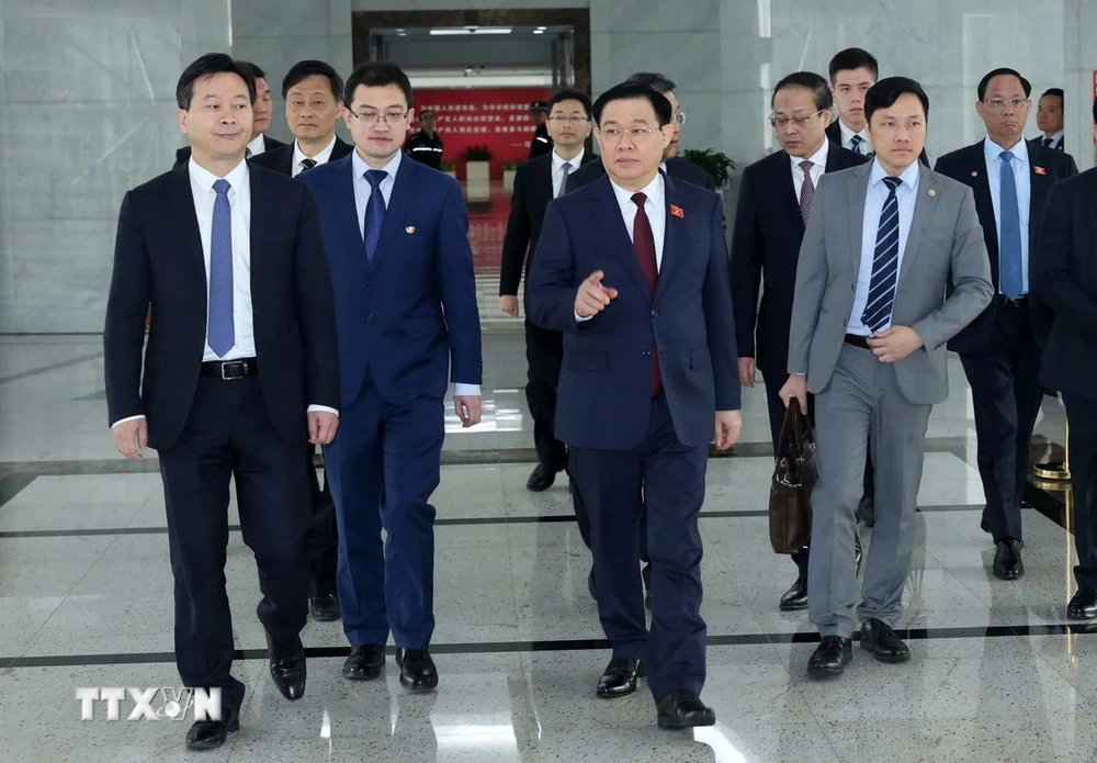 Chủ tịch Quốc hội Vương Đ&igrave;nh Huệ đến thăm Khu th&iacute; điểm mậu dịch tự do Thượng Hải. (Ảnh: Nhan S&aacute;ng/TTXVN)