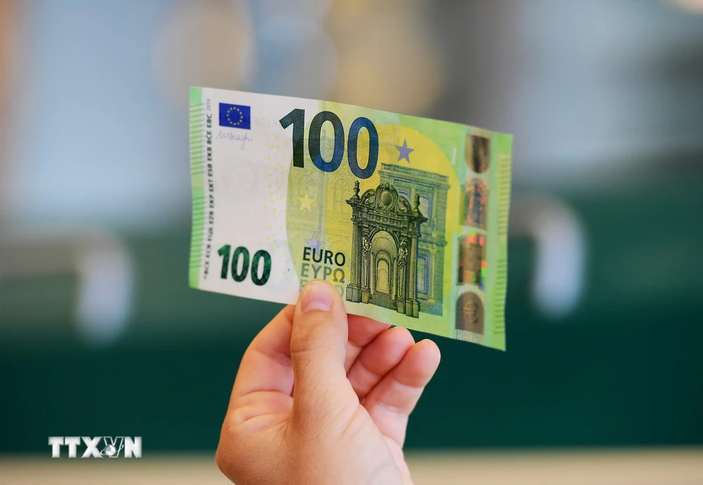 Đồng tiền mệnh giá 100 euro tại Rome, Italy. (Ảnh: AFP/TTXVN)