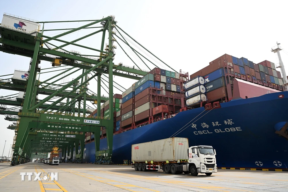 Vận chuyển hàng hóa tại cảng ở thành phố Thiên Tân, Trung Quốc. (Ảnh: THX/TTXVN)