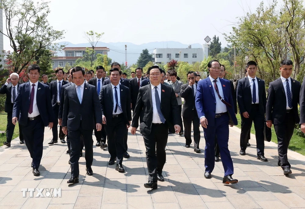 Chủ tịch Quốc hội Vương Đình Huệ thăm dự án tiêu biểu về công nghệ cao tại Trung tâm Sáng tạo Nông nghiệp xanh Vân Thiên Hóa tỉnh Vân Nam. (Ảnh: Nhan Sáng/TTXVN)